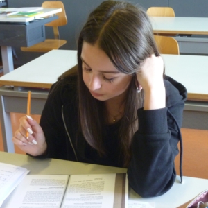 BM-Sara_3_Zuschnitt Sara Ceko beim Lernen